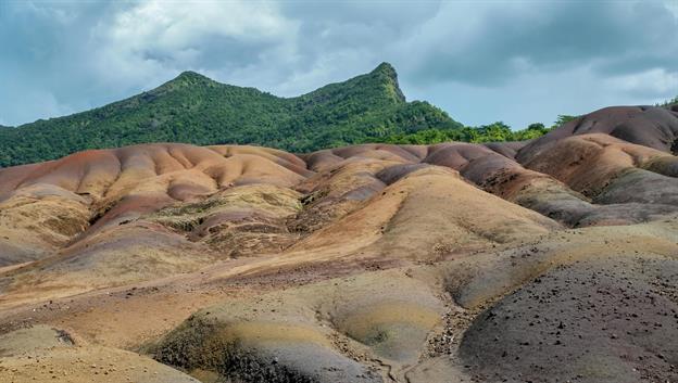 Die Hügellandschaft ist, wie die gesamte Insel, vulkanischen Ursprungs. Die Farben entstehen durch die Umwandlung von Basaltlava in Tonminerale.